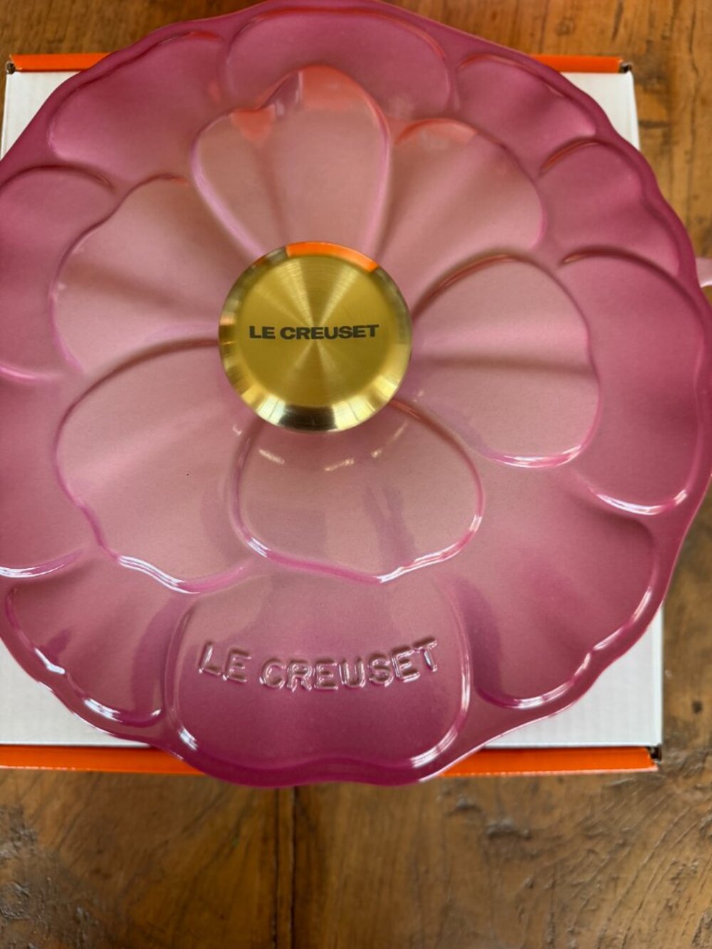 Le Creuset Signature Cast Iron Petal Shallow Casserole 2.25 qt Berry Pink 26 NEW - Picture 8 of 16